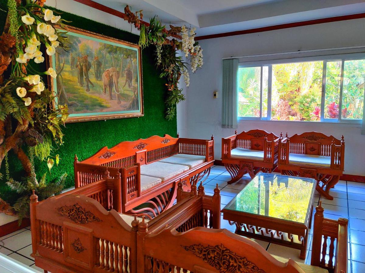 Thong Paeka Hotel Prasat Luaran gambar