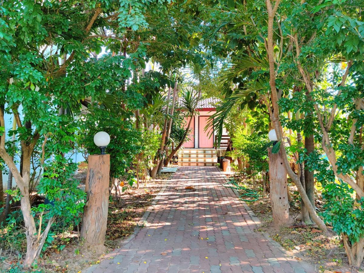 Thong Paeka Hotel Prasat Luaran gambar