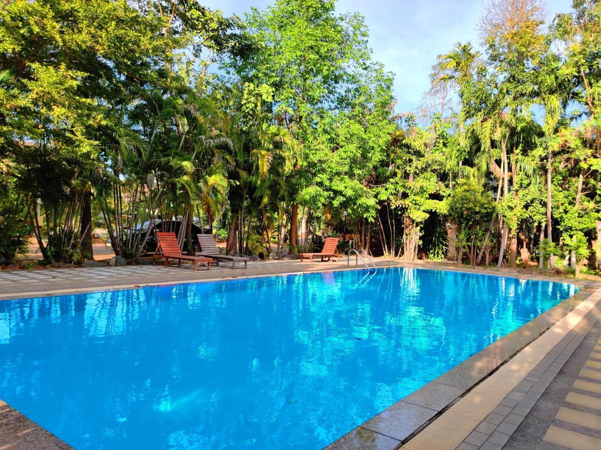 Thong Paeka Hotel Prasat Luaran gambar