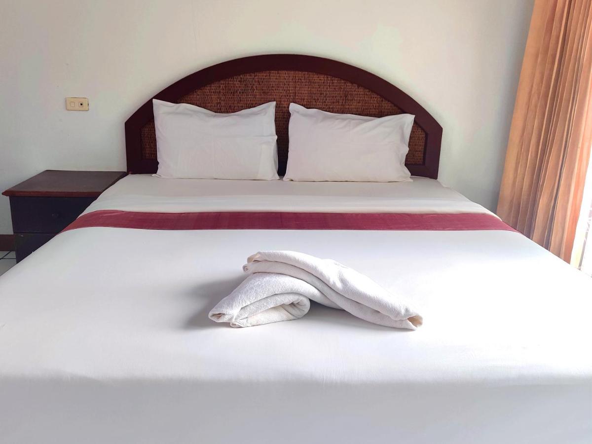 Thong Paeka Hotel Prasat Luaran gambar
