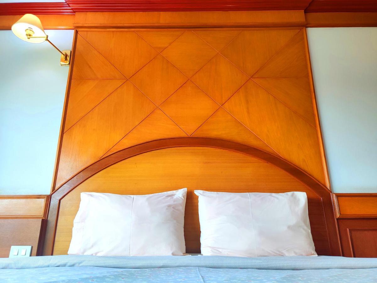 Thong Paeka Hotel Prasat Luaran gambar