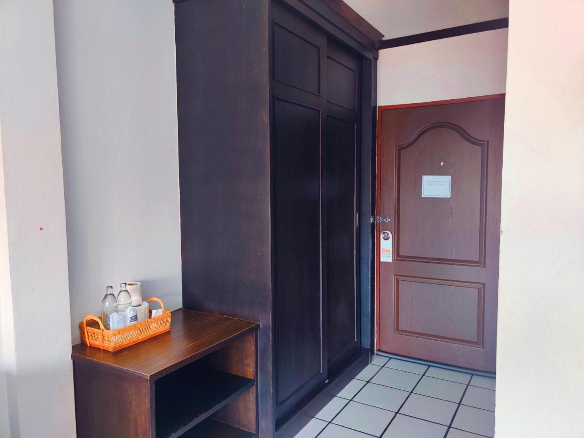 Thong Paeka Hotel Prasat Luaran gambar