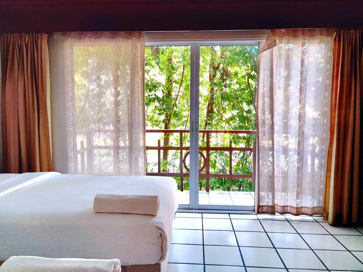 Thong Paeka Hotel Prasat Luaran gambar