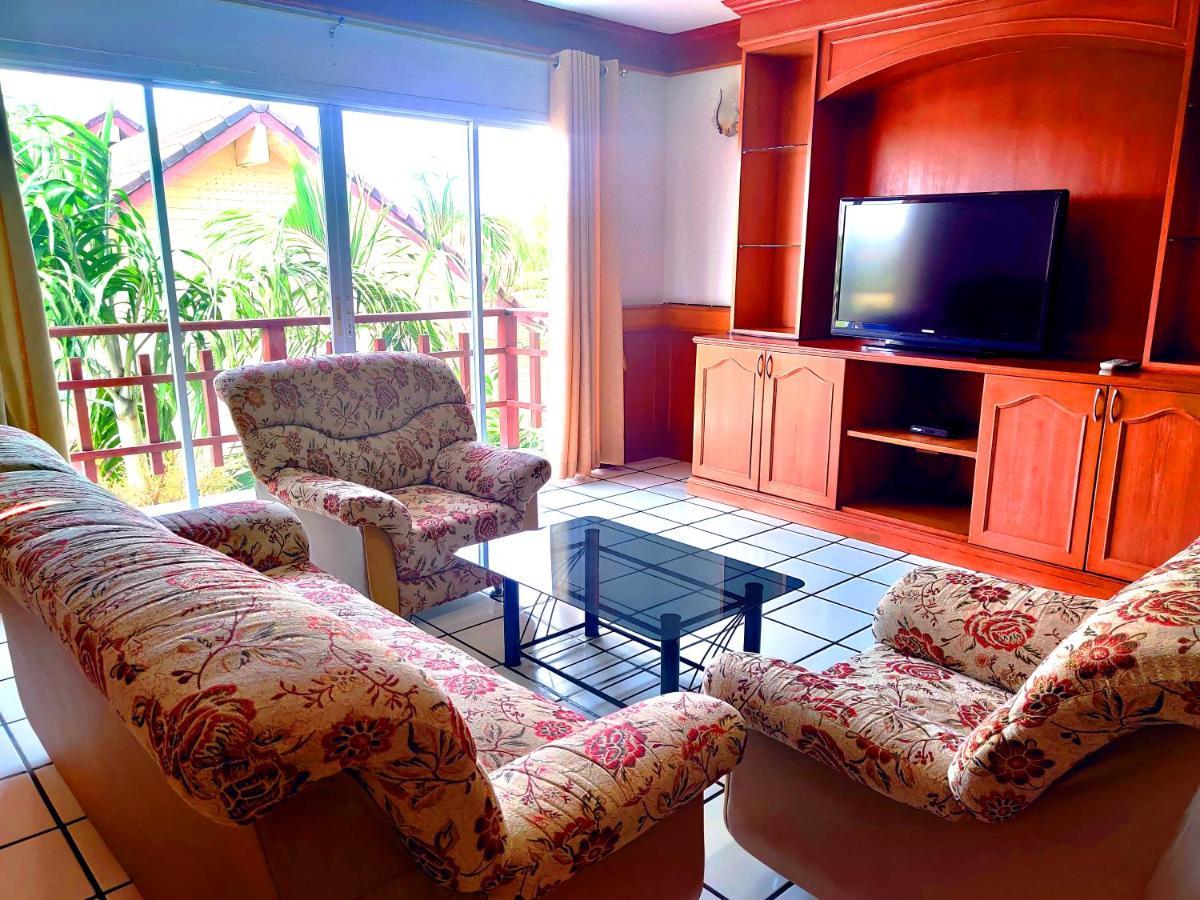 Thong Paeka Hotel Prasat Luaran gambar