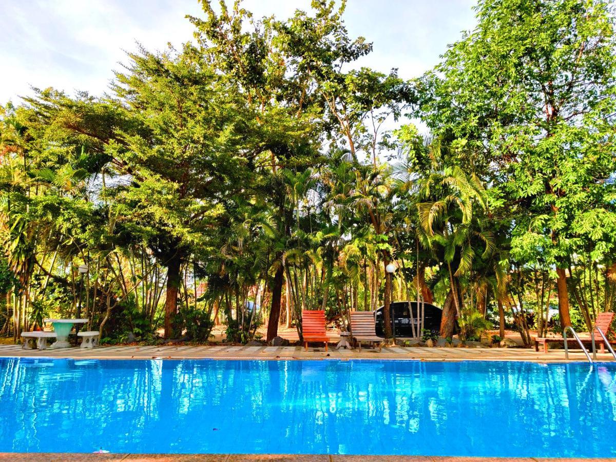 Thong Paeka Hotel Prasat Luaran gambar