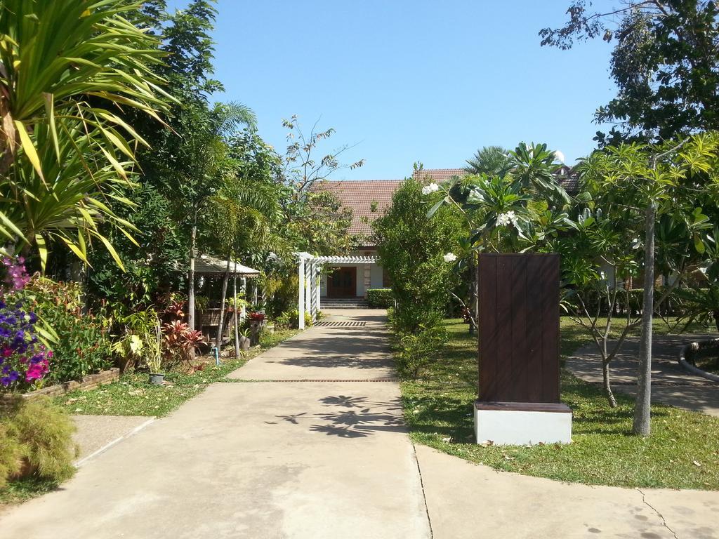 Thong Paeka Hotel Prasat Luaran gambar
