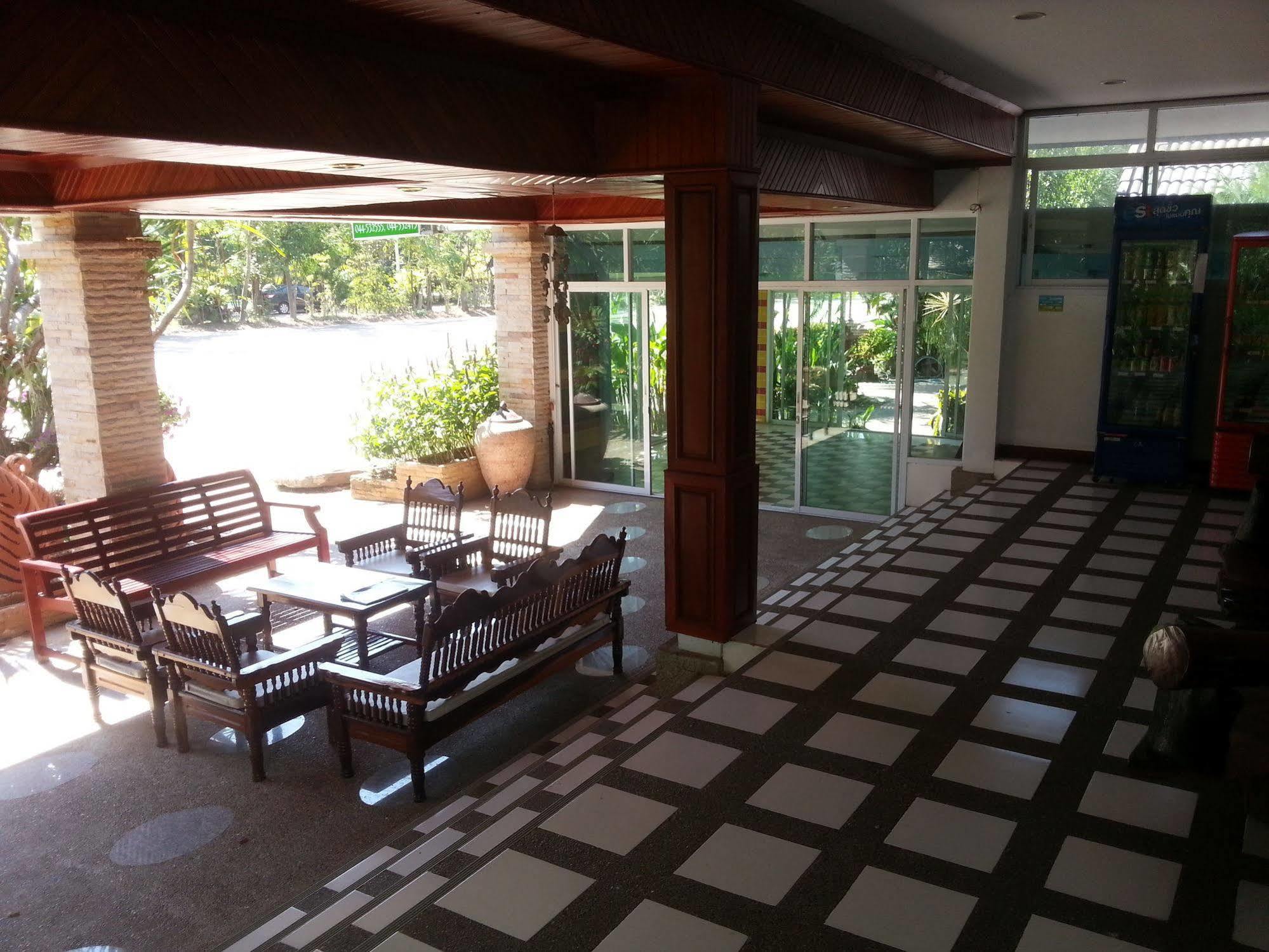 Thong Paeka Hotel Prasat Luaran gambar
