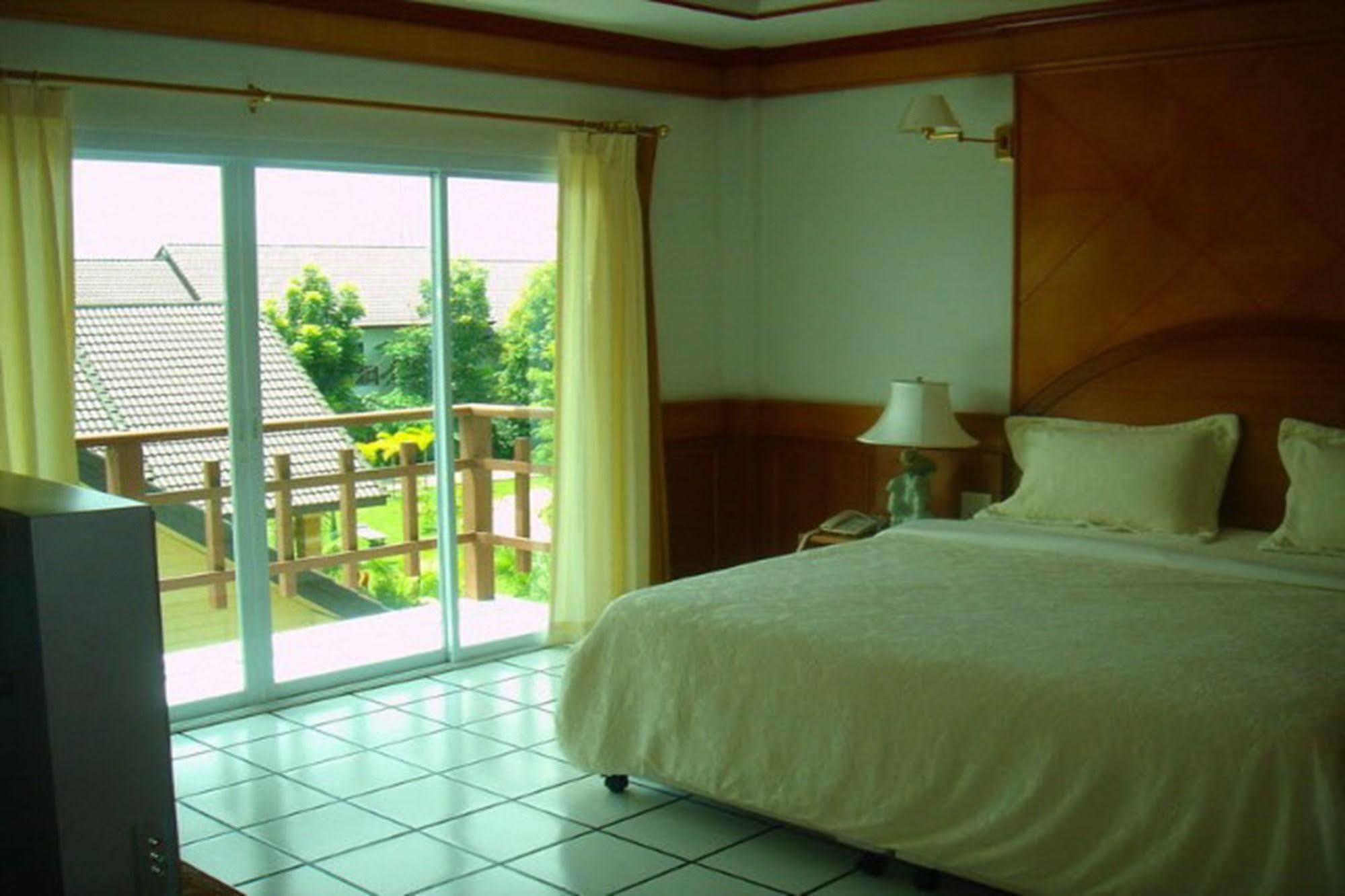 Thong Paeka Hotel Prasat Luaran gambar