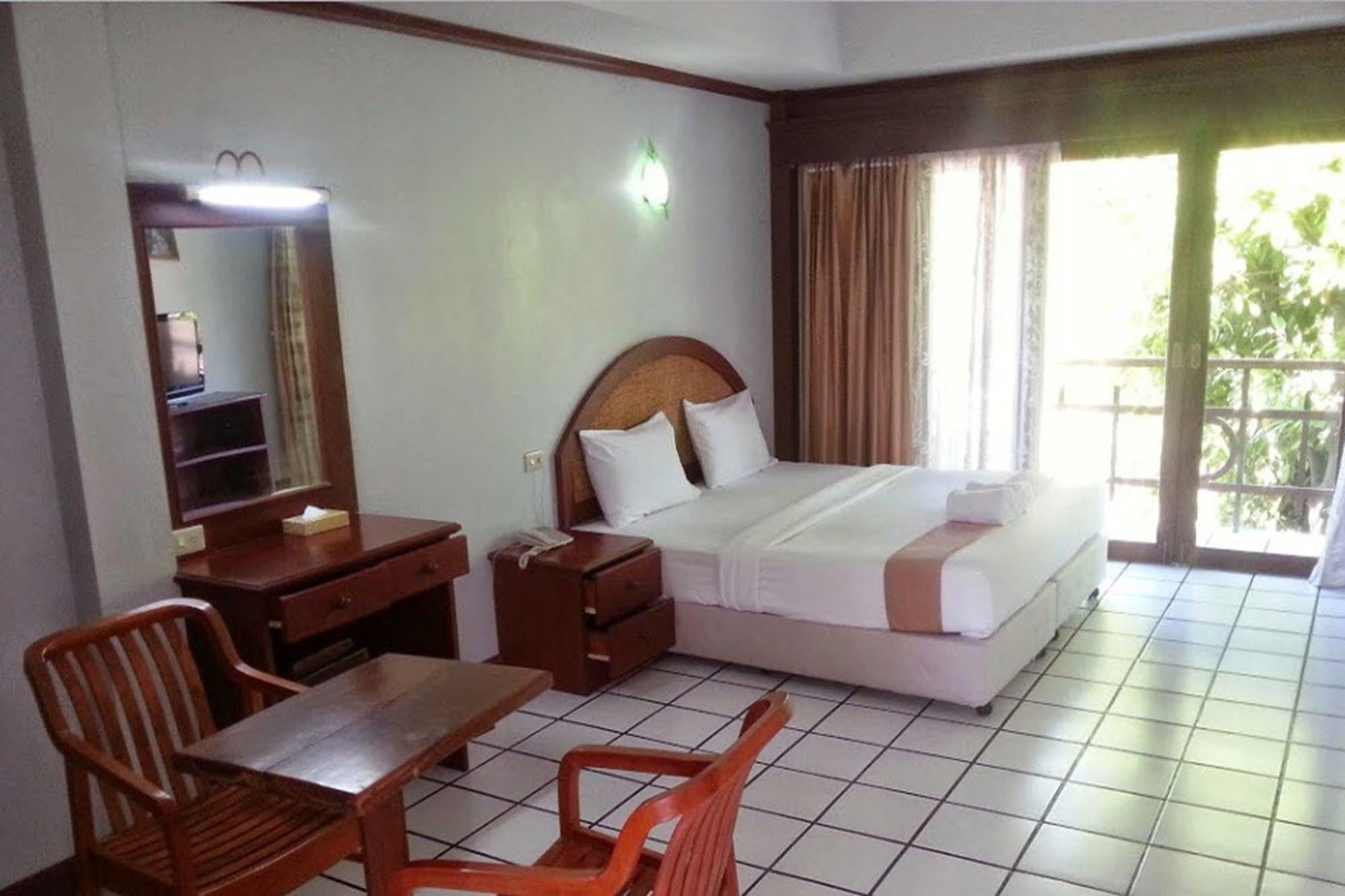 Thong Paeka Hotel Prasat Luaran gambar